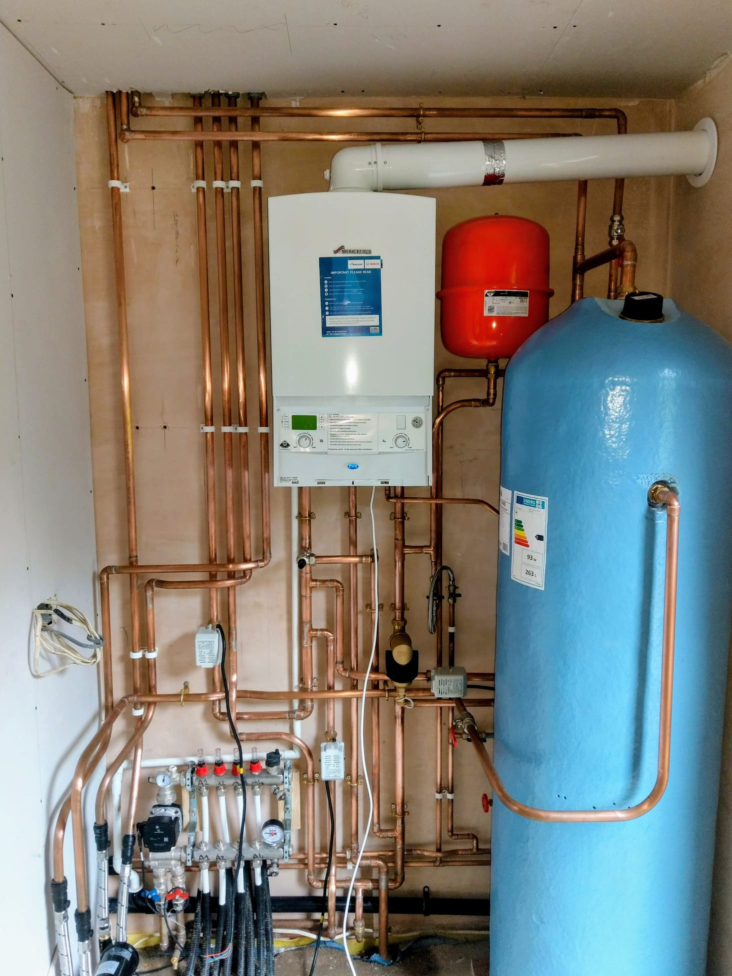 Central heating system with boiler and underfloor manifold